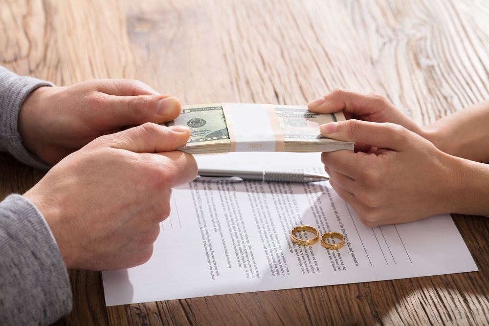 divorce couple holding money